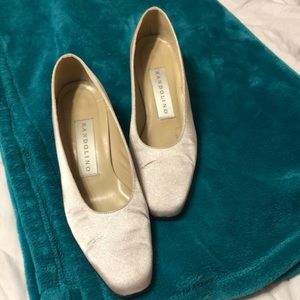 Bandolino silk silver pumps size 9 1/2 medium